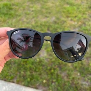 Black Ray-Ban Erika’s